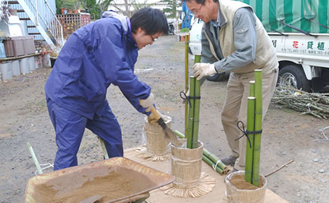 門松の作り方・竹を立てます